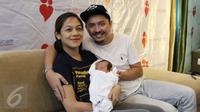 Ananda Omesh bersama istri saat jumpa pers kelahiran anak keduanya di rumah sakit kawasan Ampera, Jakarta, Senin (15/05). Dian melahirkan bayi laki-laki yang diberi nama Btara Langit Anandayu. (Liputan6.com/Herman Zakharia)