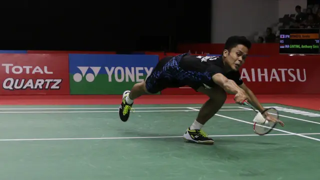 Tunggal putra Indonesia, Anthony Ginting, berusaha mengembalikan kok saat melawan tunggal Jepang. (Bola.com/Yoppy Renato)