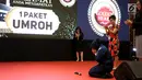Karyawan Susanti sujud syukur menerima apresiasi berupa paket umroh pada acara Golden Heart Award di Lippo Mall Puri, Jakarta, Rabu (13/3). Apresiasi tersebut digelar sebagai bentuk penemuan barang pengunjung yang tertinggal. (Liputan6.com/Fery Pradolo)