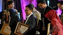 Walikota Bandung, Ridwan Kamil (tengah) saat menerima penghargaan Anugerah Men’s Obsession Awards 2015 di Jakarta, Kamis (19/3/2015). (Liputan6.com/Johan Tallo)