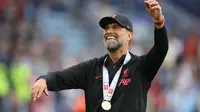 Manajer Liverpool, Jurgen Klopp, berhasil membawa timnya menjuarai Community Shield 2022 setelah mengalahkan Manchester City dengan skor 3-1 di King Power Stadium, Sabtu (30/7/2022) malam WIB. (AFP/Nigel Roddis)
