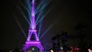 Menara Eiffel menampilkan cahaya warna pink sebagai tanda Bulan Kesadaran Kanker Payudara di Paris, Selasa (1/10/2019). Tiap tahunnya di bulan Oktober, ditetapkan sebagai bulan kewaspadaan kanker payudara. (Photo by STEPHANE DE SAKUTIN / AFP)
