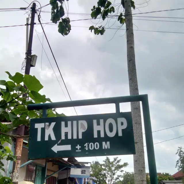 6 Rambu Belok Kiri dan Kanan Ini Arahannya Tidak Jelas, Nyeleneh Banget