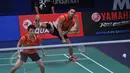 Ganda campuran, Tontowi/Liliyana mengembalikan kok ke arah Zhang Nan/Zhao Yunlei asal Tiongkok di semifinal BCA Indonesia Open Superseries Premier 2015, Jakarta, Sabtu (6/6/2015).  Tontowi/Liliyana kalah 21-16, 15-21, 18-21. (Liputan6.com/Herman Zakharia)
