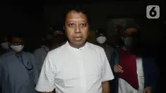 Mantan Ketua Umum PPP Muhammad Romahurmuziy atau Romy keluar dari Rumah Tahanan KPK di Jakarta, Rabu (29/4/2020). Sebelumnya, Romy ditahan terkait suap jual beli jabatan di Kementerian Agama. (merdeka.com/Dwi Narwoko)