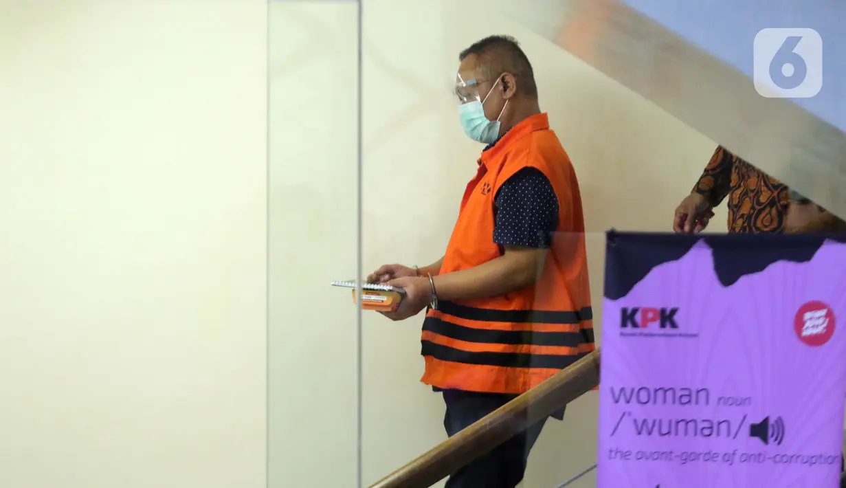Pejabat Pembuat Komitmen (PPK) di Kementerian Sosial, Matheus Joko Santoso usai menjalani pemeriksaan lanjutan di Gedung KPK, Jakarta, Jumat (19/3/2021). Matheus Joko Santoso sebagai tersangka dugaan korupsi pengadaan bantuan sosial penanganan pandemi COVID-19. M(Liputan6.com/Helmi Fithriansyah)