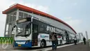 Bus transjakarta Koridor 13 (Ciledug-Tendean) berhenti saat uji coba di Halte Siskoal, Jakarta, Senin (15/5). Uji coba dilakukan untuk melihat kesiapan jalur dan menyelesaikan problem yang ditemukan di lapangan. (Liputan6.com/Gempur M Surya)