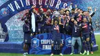 Bek Paris Saint-Germain #05 Marquinhos (tengah) mengangkat trofi Coupe de France 2023/2024 saat berselebrasi dengan timnya setelah menang atas Olympique Lyon pada laga final di Stadion Pierre-Mauroy, Minggu (26/5/2024) dini hari WIB. (FRANCK FIFE / AFP)