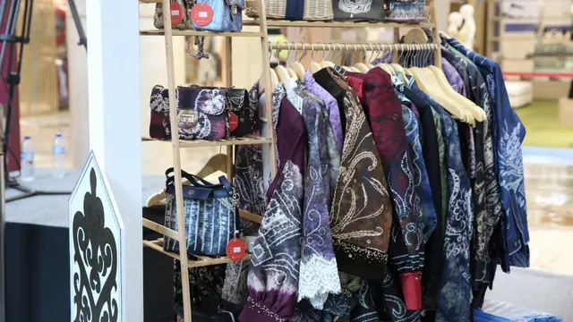 Mengintip Booth UMKM Lokal Kalimantan Selatan di Parade Wastra Nusantara 2025