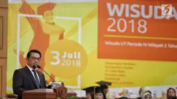 Kepala Staf Kepresidenan Moeldoko memberikan orasi ilmiah saat wisuda Universitas Terbuka, Pondok Cabe, Tangsel, Selasa (3/7). Orasi Ilmiah bertemakan tantangan pendidikan Indonesia menghadapi Era Revolusi Industri 4.0. (Liputan6.com/Faizal Fanani)