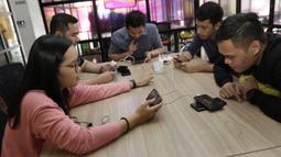 Karyawan KLY yang tergabung dalam Jakartans tanding Arena of Valor (AOV) pada laga penyisihan The Battle of Youniverse di KLY Lounge, Jakarta, Rabu (5/12). Jakartans sebagai pemenang akan menantang tim AOV profesional. (Bola.com/Vitalis Yogi Trisna)