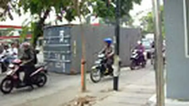 Kontainer Jatuh dari Trailer di Kalideres