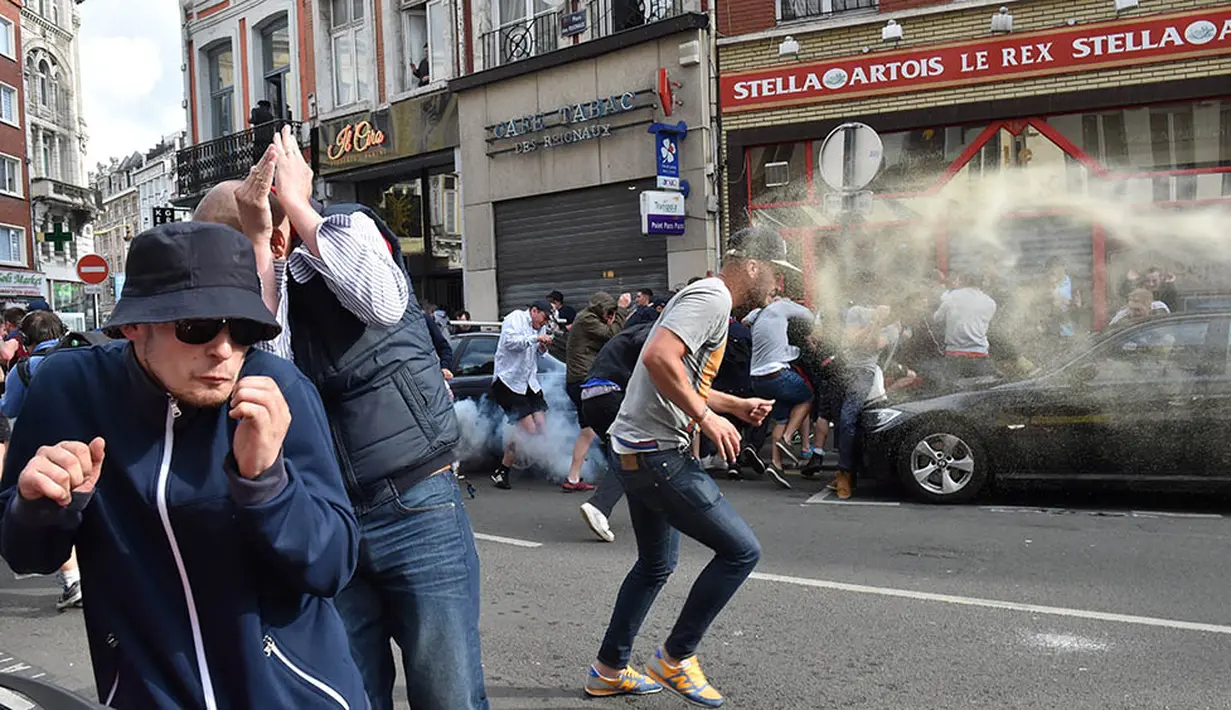 Suasana mencekam akibat bentrokan antara penggenar Inggris dan Wales dengan Rusia di Lille, Prancis, Selasa (14/6/2016) atau Rabu dini hari WIB. (AFP/Leon Neal)