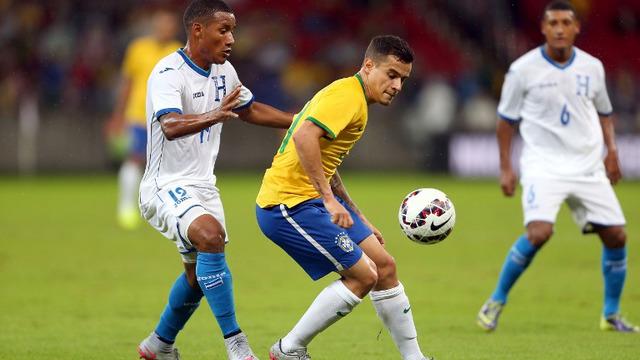 Philippe Coutinho gelandang serang Brasil memperagakan dribel maut di Copa America 2015.