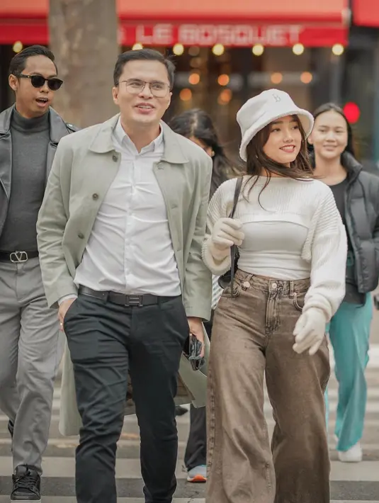 Meski kenakan outfit musim dingin, Fuji Utami tetap konsisten dengan gaya skena andalannya [@fuji_an]