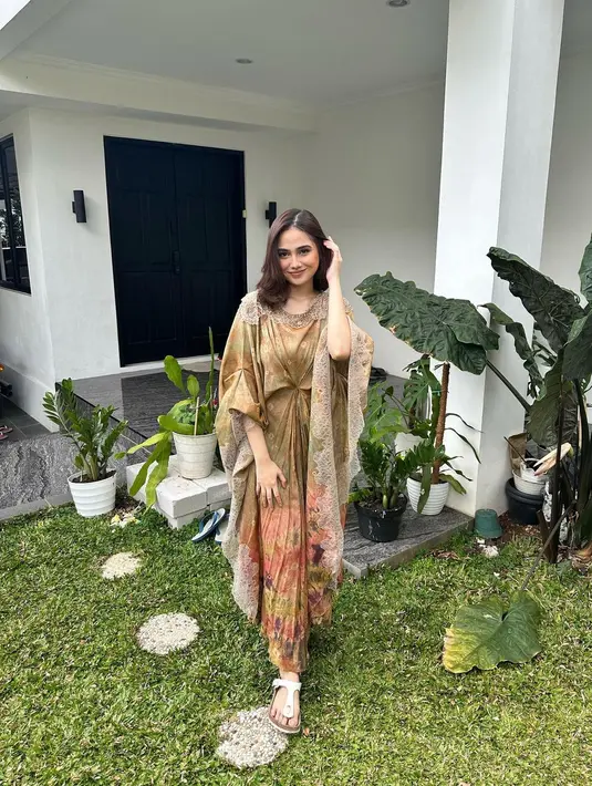 Tampil lebih playful dengan kaftan motif penuh seperti yang dikenakan Syifa Hadju. [@syifahadju]