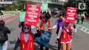 Relawan 'Operasi Semut' dari berbagai komunitas mengajak para pengunjung CFD untuk memungut sampah di Kawasan Bundaran HI, Jakarta, Minggu (19/2/2023). Aksi memungut sampah tersebut merupakan kampanye memperingati 'Hari Peduli Sampah Nasional dan Hari Bersih Indonesia 2023'. (Liputan6.com/Angga Yuniar)