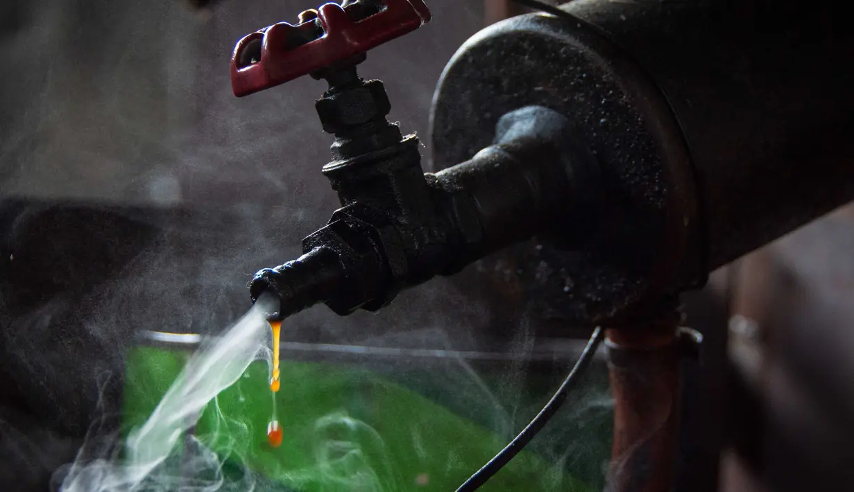 Program Lingkungan Perserikatan Bangsa-Bangsa (UNEP) pada 2021 melaporkan lebih dari 400 juta metrik ton plastik diproduksi setiap tahun di seluruh dunia dan sebagian di antaranya dirancang untuk digunakan sekali pakai. (Wahyudi/AFP)