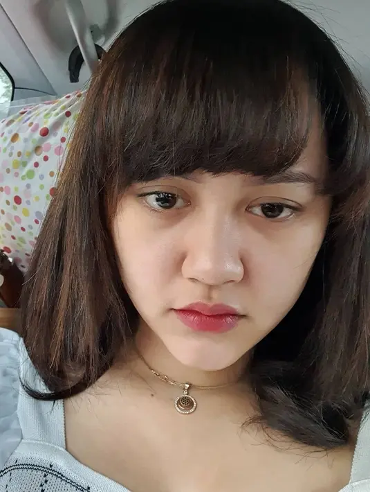 Saat Happy Asmara tampil natural, tidak mengungari kecantikan dari pelantun lagu Wes Tatas. Banyak yang menyebut penampilan natural Happy Asmara malah membuatnya kian menawan. Alhasil, netizen memuji potret natural dari penyanyi asal Kediri dengan menyebutnya manis. (Liputan6.com/IG/@happy_asmara77)