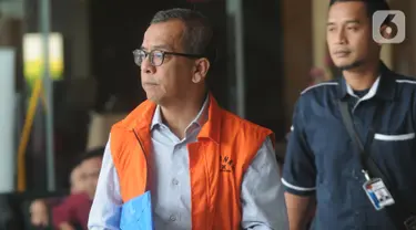 Mantan Dirut PT Garuda Indonesia, Emirsyah Satar berjalan keluar usai menjalani pemeriksaan lanjutan oleh penyidik di Gedung KPK, Jakarta, Kamis (7/11/2019). Emirsyah Satar diperiksa sebagai tersangka. (merdeka.com/Dwi Narwoko)