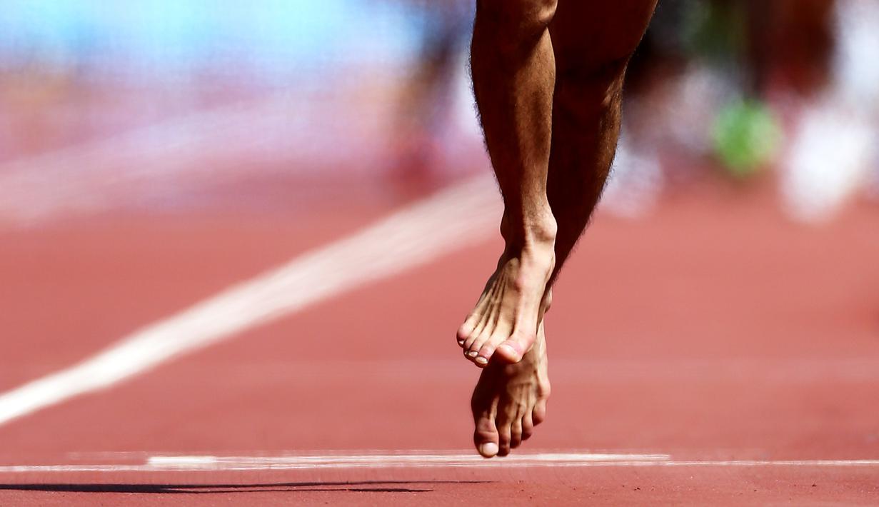 Pelari putra Yaman, Abdullah Al-Qwabani, berlomba dengan tanpa sepatu di nomor lari 5000m Kejuaraan Dunia Atletik 2015 di Stadion Nasional, Beijing, Tiongkok. (26/8/2015). (EPA/Srdjan Suki)