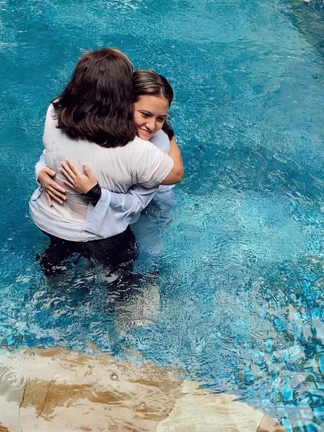 Marsha Aruan menjalani pembaptisan (https://www.instagram.com/p/CDqH_tOBai6/)