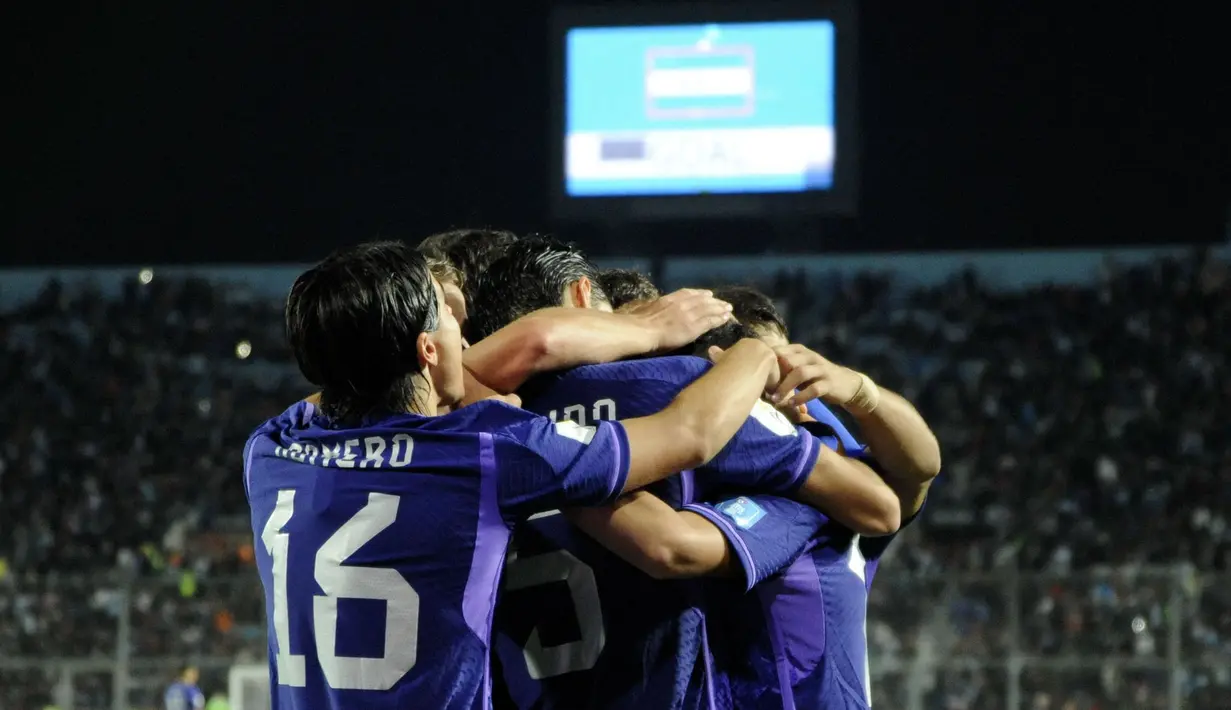 Sejumlah pemain Argentina U-20 merayakan gol yang dicetak oleh Brian Aguirre pada laga lanjutan Grup A Piala Dunia U-20 2023 melawan Selandia Baru U-20 di San Juan Stadium, Argentina, Sabtu (27/05/2023) WIB. Argentina menang dengan skor 5-0. (AFP/Andres Larrovere)