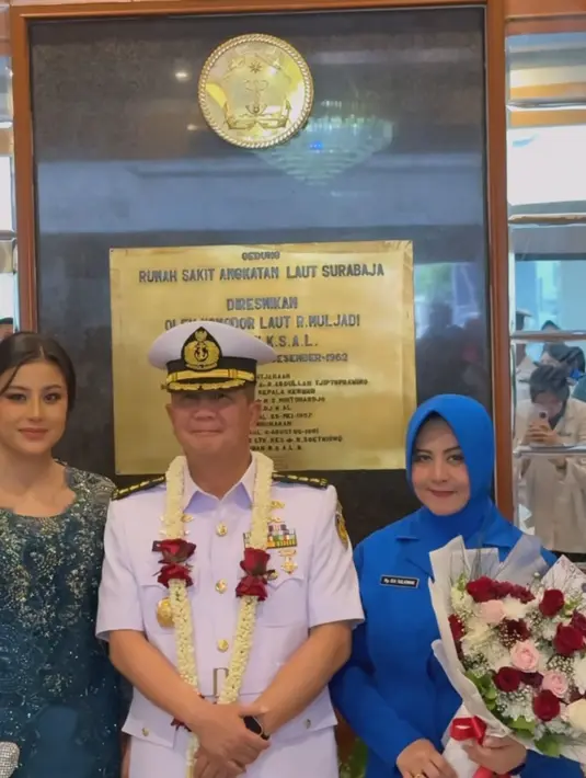 7 Potret Awkarin Tampil Anggun Berkebaya Navy Dampingi Sang Ayah dalam Pelantikan Jabatan Baru (credit: instagram.com/narinkovilda).