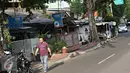 Seorang warga melintas di Jalan Danau Limboto, Jakarta, Jumat (22/4). Warga di kawasan tersebut keberatan dengan penggusuran di wilayah mereka karena dinilai ada kejanggalan pada Surat Peringatan I dan II. (Liputan6.com/Immanuel Antonius)