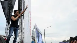 Lebih kurang satu jam Ariel dan kawan-kawan tampil membawakan sejumlah lagu andalannya. Tampak, vokalis band Noah, Ariel menyapa penggemarnya yang memadati areal Sirkuit Sentul, Bogor, (7/12/2014). (Liputan6.com/Helmi Fithriansyah)