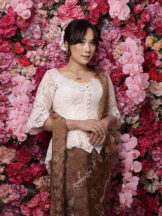 Cantiknya Puput dibalut kebaya. Pesona luar biasa dengan makeup flawless bernuansa merah muda yang membaur pas dengan keseluruhan penampilannya. [Foto: Instagram/btpnd]