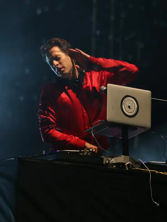 Semangat penonton makin menjadi setelah Mark membawakan lagu-lagu andalannya, lagu Feel Right dan Uptown Funk. Kejutan diberikan Mark dengan membawakan lagu karya musisi lokal, DJ Dipha Barus berjudul No One Can Stop Us. (Galih W. Satria/Bintang.com)