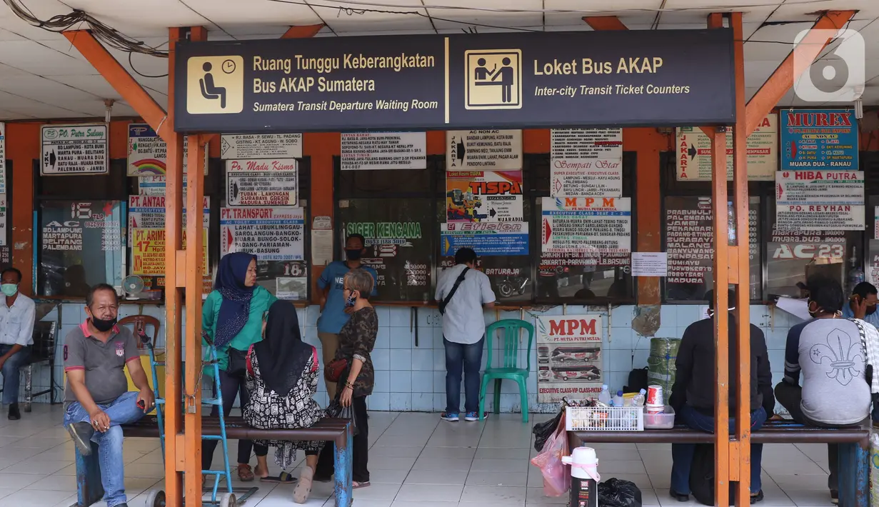 Calon penumpang menunggu bus di Terminal Kali Deres, Jakarta Barat, Rabu (10/6/2020). Kementerian Perhubungan (Kemenhub) telah menyiapkan sejumlah persiapan untuk menghadapi skema kehidupan baru atau new normal. (Liputan6.com/Angga Yuniar)