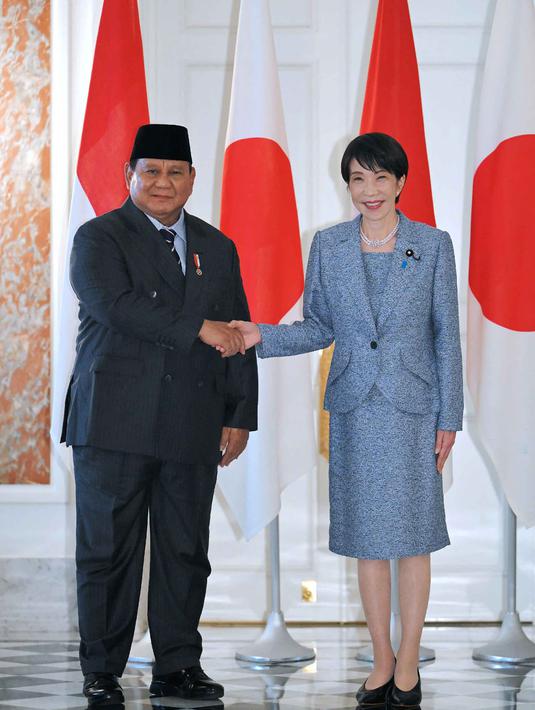 Sebagai informasi, pertemuan ini merupakan bagian dari rangkaian kunjungan kenegaraan perdana Prabowo Subianto ke Jepang sejak menjabat sebagai Presiden. Tampak dalam foto, Presiden Indonesia Prabowo Subianto (kiri) dan Perdana Menteri Jepang, Sanae Takaichi, berjabat tangan sebelum pertemuan puncak mereka di Istana Akasaka, Tokyo pada Selasa 31 Maret 2026. (STR/JAPAN POOL/JIJI PRESS/AFP)