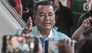 Kuasa hukum Irjen Teddy Minahasa, Hotman Paris memberikan keterangan saat mendampingi di Kejaksaan Negeri Jakarta Barat, Rabu (11/1/2023). Eks Kapolda Sumatera Barat tersebut tiba bersama enam tersangka lainnya dengan kondisi tangan diborgol dan berompi tahanan. (merdeka.com/Iqbal S Nugroho)