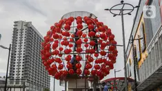 Pekerja tengah memasang lampion untuk merayakan Imlek 2024 di Kawasan Glodok, Jakarta, Selasa (30/1/2024). (Liputan6.com/Angga Yuniar)