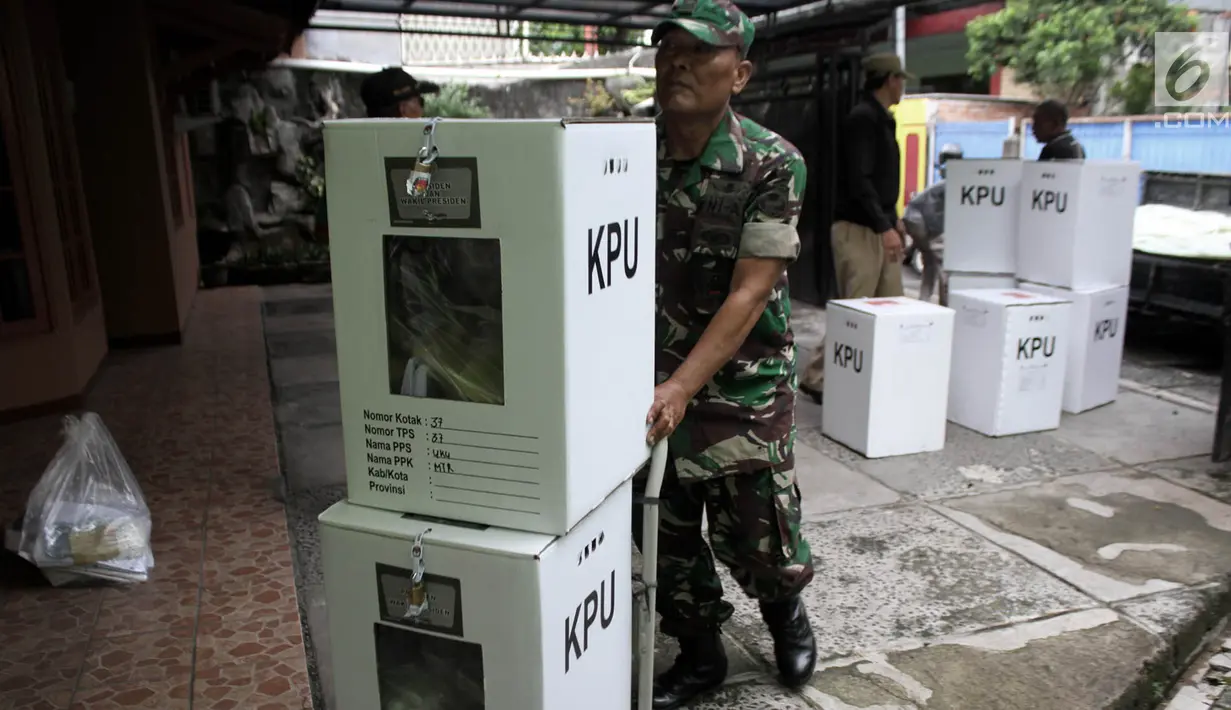 Anggota TNI membantu memindahkan kotak suara saat pendistribusian logistik Pemilu 2019 ke wilayah RW di Kelurahan Palmeriam, Kecamatan Matraman, Jakarta, Selasa (16/4). Pendistribusian logistik pemilu 2019 untuk calon presiden dan legislatif sudah mencapai 99 persen. (merdeka.com/Iqbal S Nugroho)