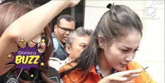 Jennifer Dunn tak bisa bertemu keluarga akibat foto squadnya tersebar.