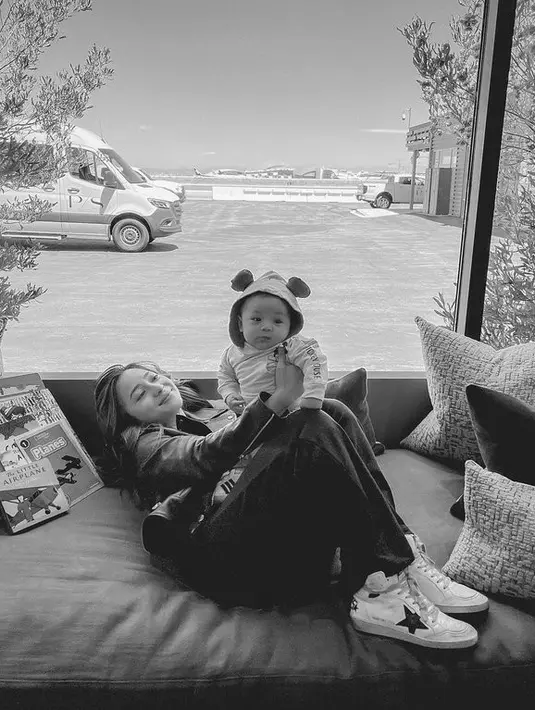 Bersama Baby Izz, Nikita Willy terlihat begitu kasual dalam balutan gaya boyish dengan jaket kulit disertai sepatu kets putih yang membuatnya terlihat begitu nyaman dengan OOTD yang dikenakannya.