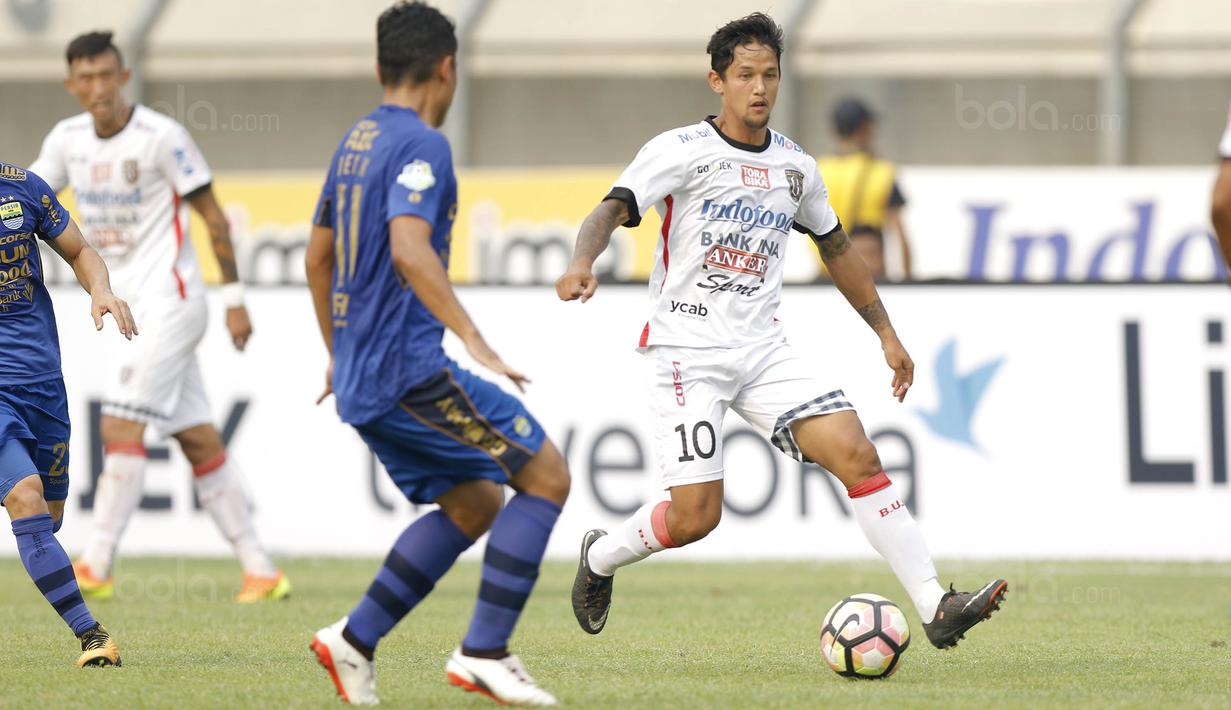 Striker Bali United, Irfan Bachdim, berusaha melewati pemain Persib pada laga Liga 1 Indonesia di Stadion Si Jalak Harupat, Bandung, Kamis (21/9/2017). Persib bermain imbang 0-0 dengan Bali United. (Bola.com/M Iqbal Ichsan)