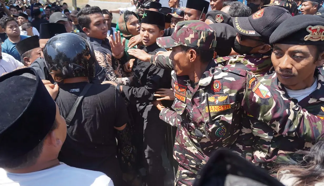 Simpatisan calon Ketua Umum PBNU KH Muhammad Yusuf Chudlori atau Gus Yusuf menggelar aksi demonstrasi di pintu akses Sidang Pleno IV Muktamar ke-35 Nahdlatul Ulama (NU) di Gedung Serba Guna, Pondok Pesantren Bahrul Ulum, Jombang, Jawa Timur, Minggu, 30 Agutus 2026. (Liputan6.com/ Ahmad Apriyono)