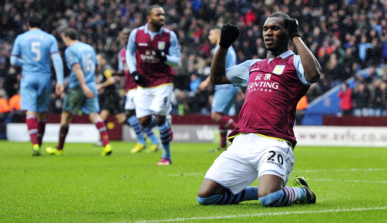 Christian Benteke yang kini tengah menjalani musim kedua bersama klub MLS, DC United tercatat pernah berseragam Aston Villa selama 3 musim mulai 2012/2013 hingga 2014/2015. Ia tercatat satu kali mencetak 20 gol atau lebih dalam semusim di semua kompetisi bersama Aston Villa yaitu pada musim perdananya pada 2012/2013 dengan torehan 23 gol. (AFP/Glyn Kirk)