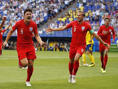 Bek Inggris, Harry Maguire, merayakan gol yang dicetaknya ke gawang Swedia pada laga perempat final Piala Dunia di Samara Arena, Samara, Sabtu (7/7/2018). Inggris menang 2-0 atas Swedia. (AP/Francisco Seco)