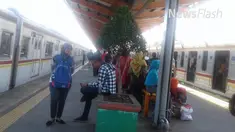 Ratusan penumpang KRL Commuter Line di Stasiun Depok Lama terlantar akibat aliran listrik di stasiun tersebut padam.