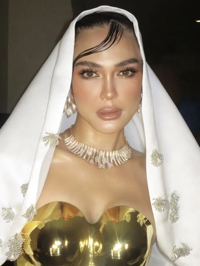 Luna Maya saat Gala Premiere Film Suzzana Malam Jumat Kliwon, credit: @archangelachelsea