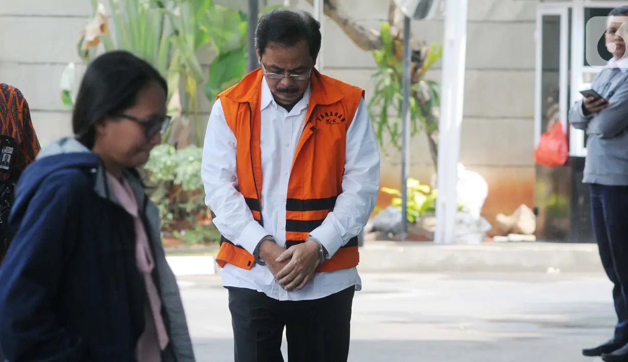 Gubernur nonaktif Kepulauan Riau Nurdin Basirun (tengah) tiba di Gedung KPK, Jakarta, Kamis (3/10/2019). Nurdin diperiksa sebagai tersangka untuk melengkapi berkas terkait aliran suap izin lokasi rencana reklamasi di wilayah Kepulauan Riau. (merdeka.com/Dwi Narwoko)