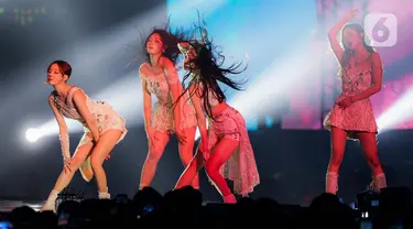 Aksi enerjik grup K-Pop AESPA menghibur penggemarnya saat konser di Jakarta, Sabtu (24/6/2023). (Liputan6.com/Faizal Fanani)