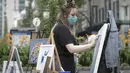 Seorang seniman mengerjakan karyanya dalam lomba lukis Art Masters di Vancouver, British Columbia, Kanada (22/7/2020). Sejumlah seniman ikut serta dalam lomba lukis yang digelar di Vancouver pada Rabu (22/7) tersebut. (Xinhua/Liang Sen)