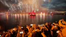 Orang-orang menonton kembang api dan perahu berlayar merah saat White Nights Festival di St.Petersburg, Rusia (24/6). Atraksi terbesar untuk memperingati White Nights adalah Alye Parusa atau Scarlet Sails (Layar Merah). (AP/Dmitri Lovetsky)