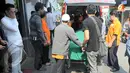 Jenazah Adi Prahara Mahdisa dimasukkan ke dalam mobil jenazah untuk diberangkatkan ke Cirebon.(Liptuan6.com/Herman Zakharia)